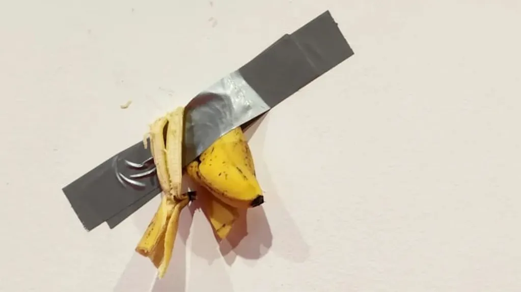 El joven volvió a pegar la cáscara vacía de la banana una vez que terminó de comerla.