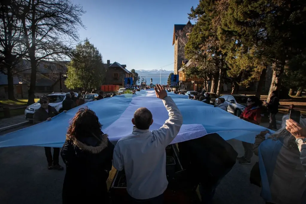 Vecinos de Bariloche realizaron un banderazo para que no trasladen el monumento de Roca. Foto: El Cordillerano