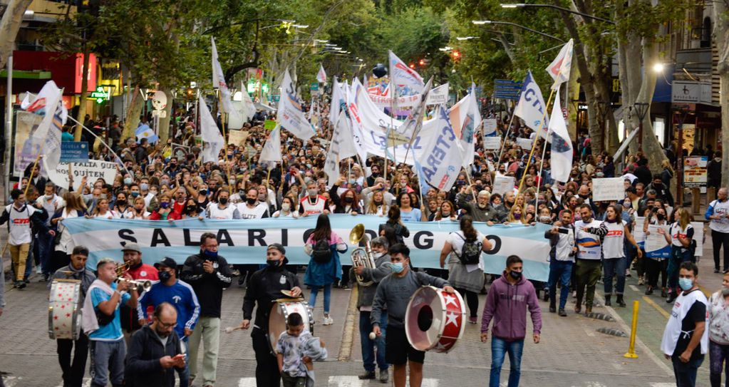 Más de 15 mil trabajadores estatales de Mendoza marcharon en rechazo del aumento salarial que propuso el Gobierno.