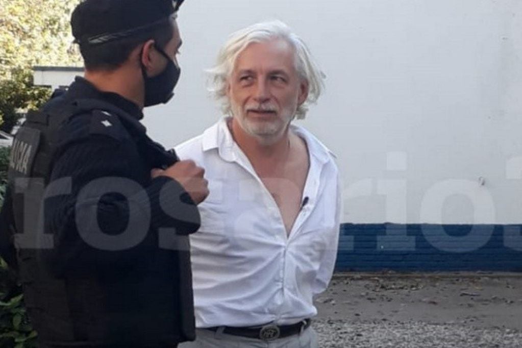El médico anticuarentena Mariano Arriaga fue detenido esta tarde en el Monumento a la Bandera, tras instigar a la violación de medidas sanitarias. rosario3.