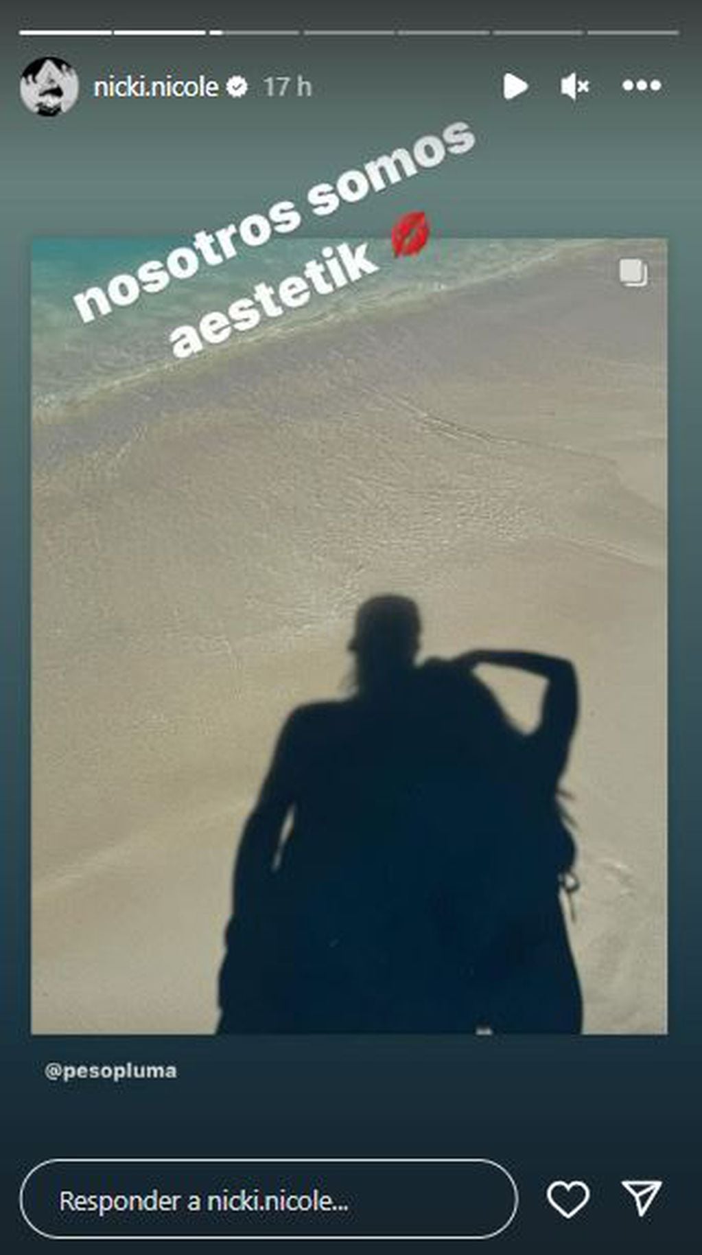 Las románticas vacaciones de Nicki Nicole y Peso Pluma en la playa: “Somos aesthetic”