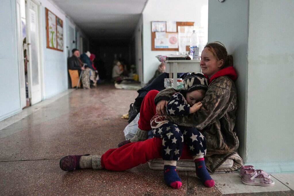 Anastasia Erashova llora mientras abraza a su hijo en un pasillo en un hospital en Mariúpol, en el este de Ucrania. Foto: AP / Evgeniy Maloletka