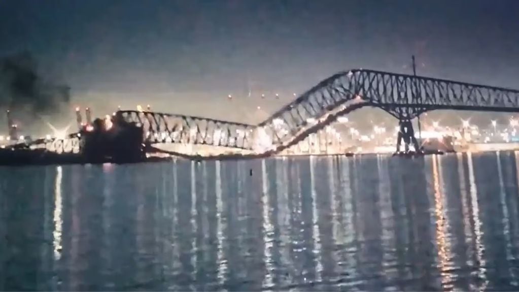 Se derrumbó el puente de la Ciudad de Baltimore, tras el impacto de un barco.