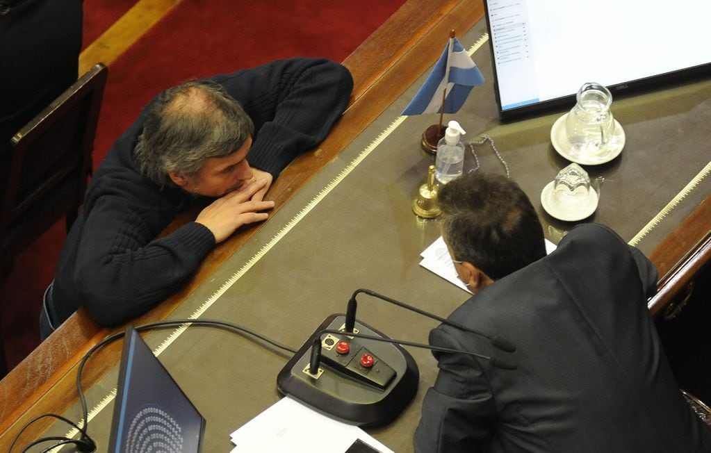 Máximo Kirchner y Sergio Massa en el recinto de Diputados (Foto: Federico López Claro)