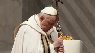 Tras su ausencia en el vía crucis, el Papa Francisco presidirá la Vigilia de Pascua (Foto AP/Gregorio Borgia)