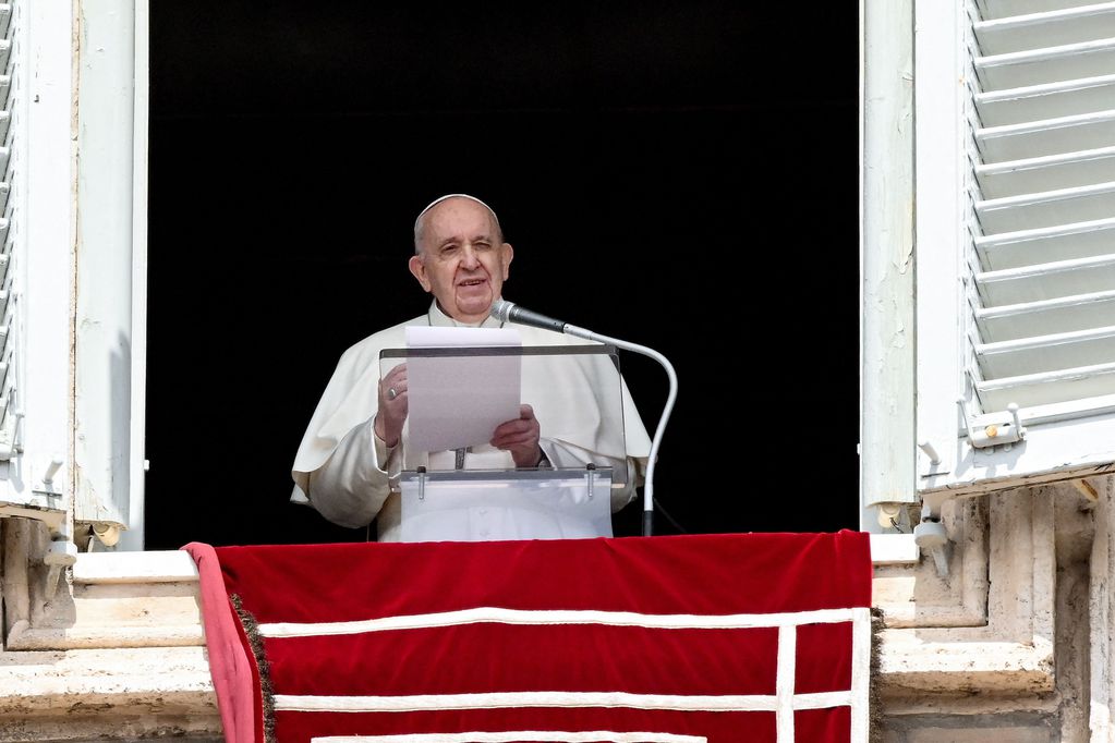Francisco volvió a utilizar la ventana del Palacio Apostólico para dejar su mensaje dominical. AFP.