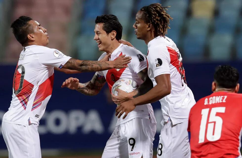 Gianluca Lapadula, delantero de Perú, marcó un doblete ante Paraguay. (AP Photo/Eraldo Peres)
