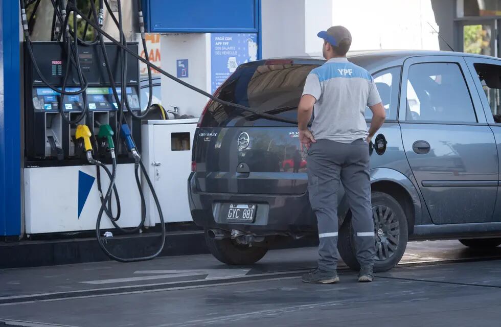 Se espera que hoy vuelva a aumentar el precio del combustible, por la actualización del valor de unos impuestos que acumulan un importante atraso. Foto: Ignacio Blanco / Los Andes