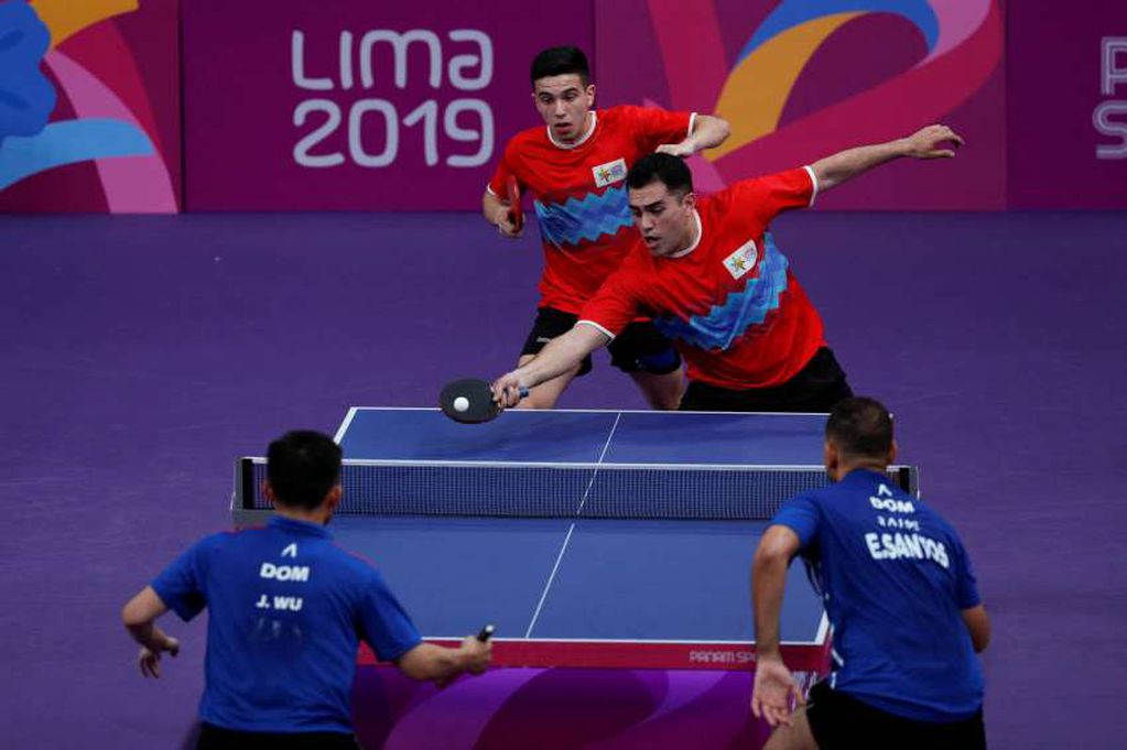 
Foto: AP | El argentino Gastón Alto, arriba a la derecha, y Horacio Cifuentes, arriba a la izquierda, se enfrentan a Emil Santos y Jiaji Wu de la República Dominicana en su semifinal de tenis de mesa de dobles masculino.
   