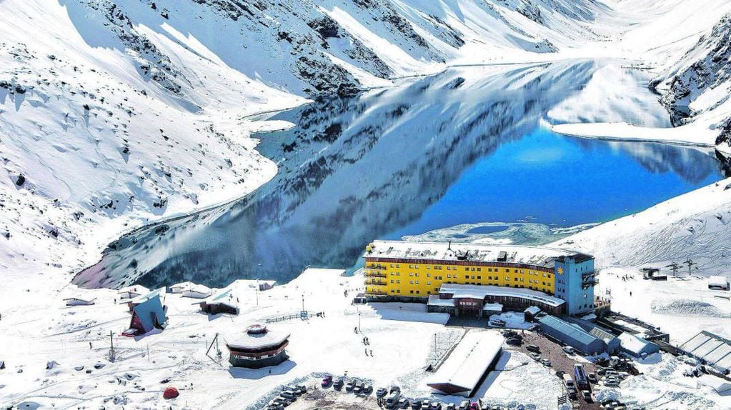 Panorámica del complejo de Ski Portillo. El hotel, Inca Lodge y Octógono, los chalés, los medios de elevación y las pistas