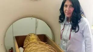Impactantes imágenes: una momia de 3.000 años fue “desenvuelta” por primera vez