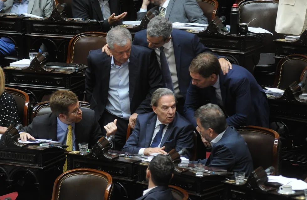 El oficialismo acerca posiciones con diputados de la oposición dialoguista por la "ley bases" (Foto: Federico López Claro)