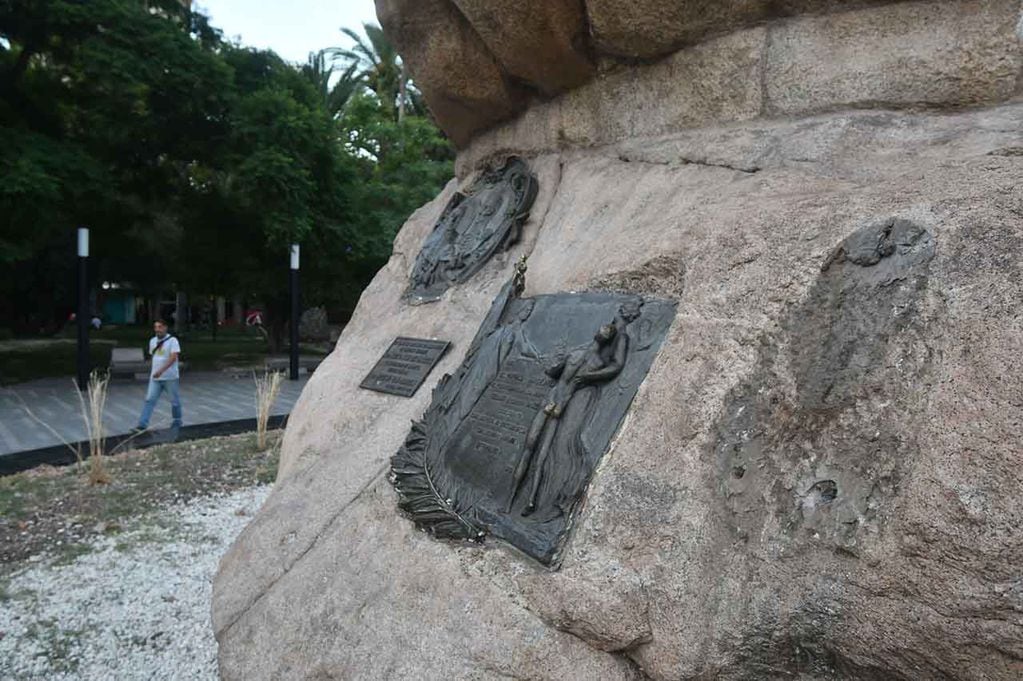 Roban placas en el monumento al General San Martín de plaza San Martín de Ciudad

Foto:José Gutierrez / Los Andes


