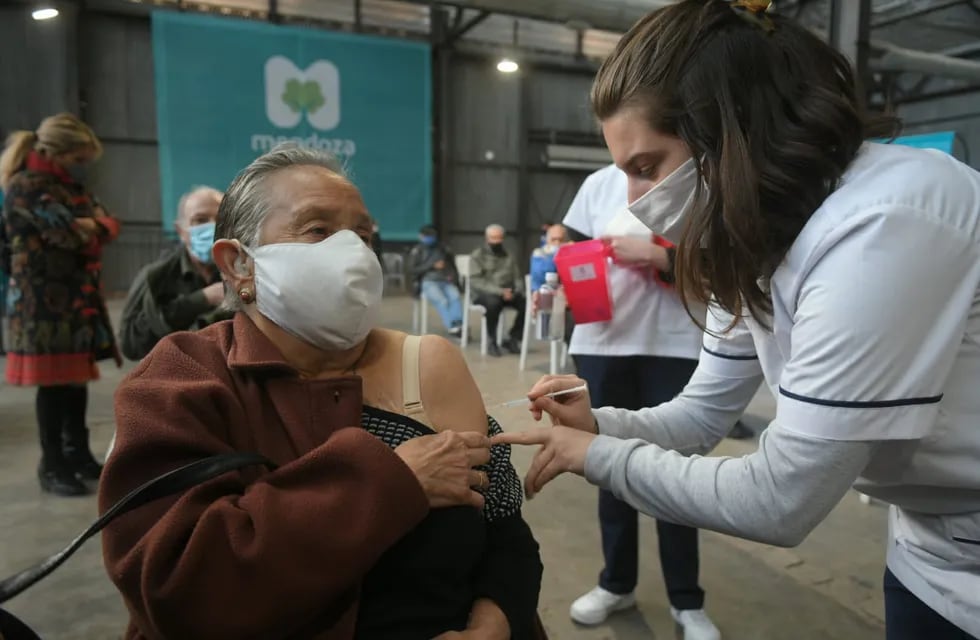 Comenzó la combinación de vacunas para mayores de 80 años con Moderna. Ignacio Blanco / Los Andes