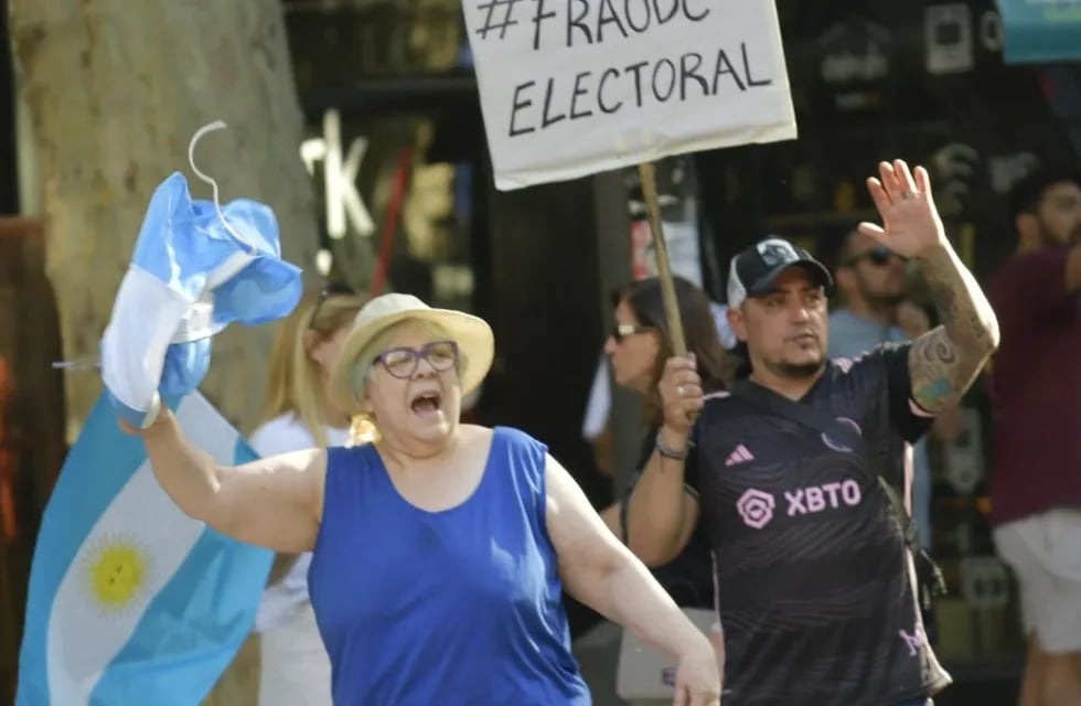 El objetivo de reunirse es para denunciar el supuesto “fraude electoral". Foto: Orlando Pelichotti/Los Andes.
