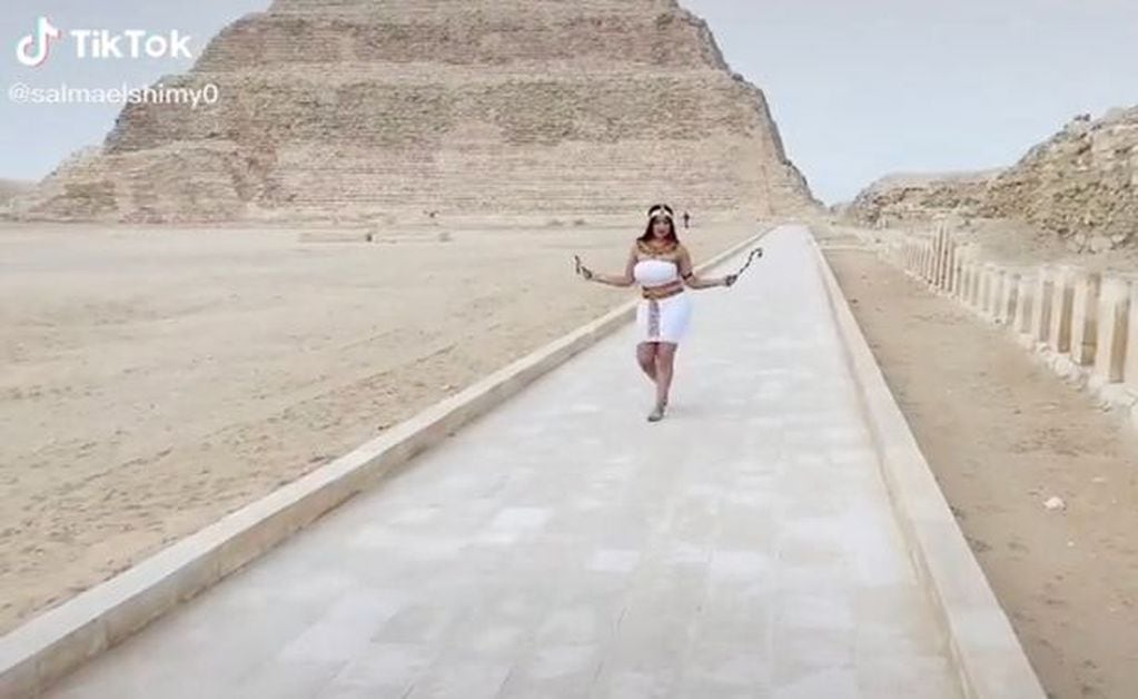 Una influencer se fotografió sin permiso en las pirámides de Egipto.