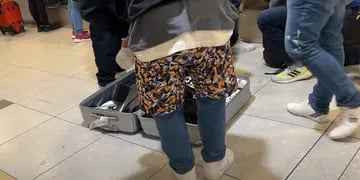 Video: no quiso pagar por el exceso de equipaje y viajó con toda la ropa puesta