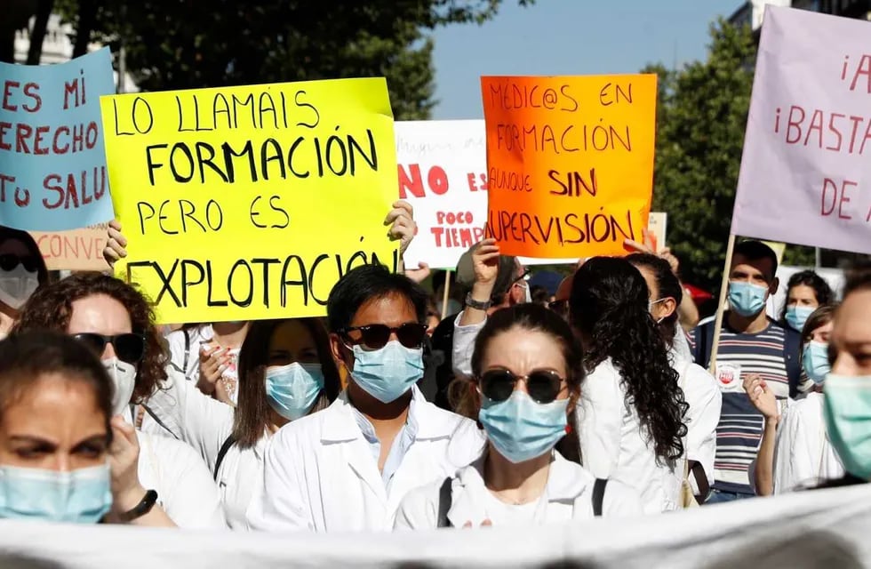 Médicos españoles en huelga por mejoras salariales