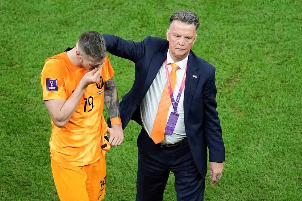 El DT de Países Bajos se mostró conforme con el rendimiento pese a la eliminación del Mundial de Qatar ante Argentina. (AP)