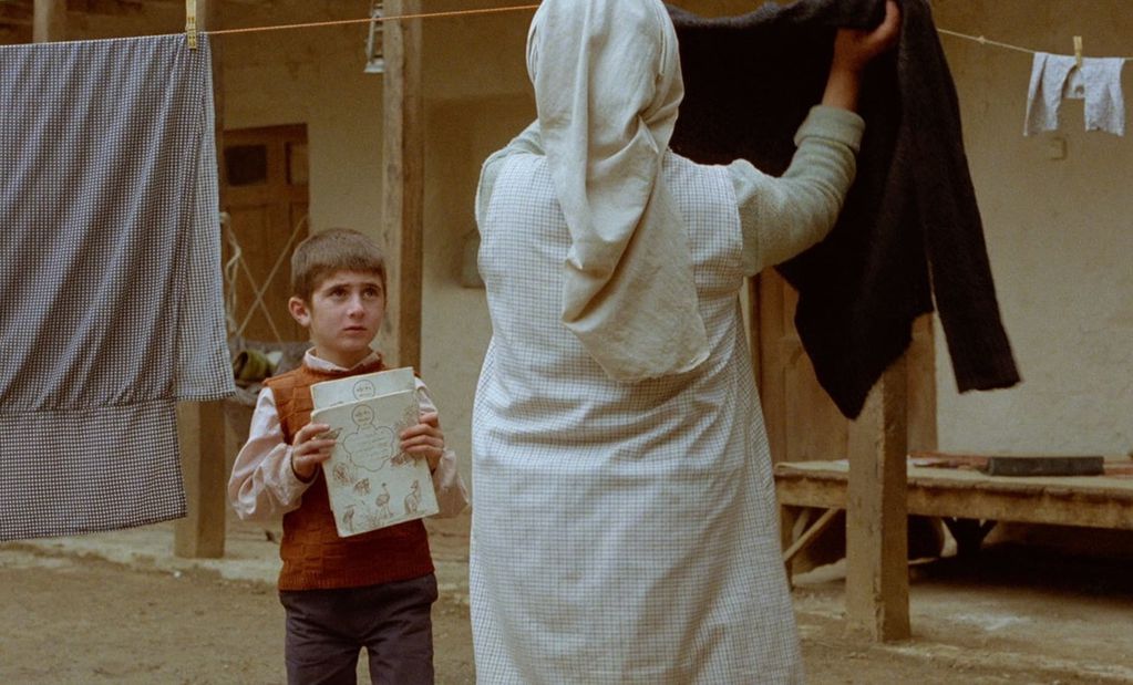 "¿Dónde está la casa de mi amigo?" (1987) de Abbas Kiarostami 