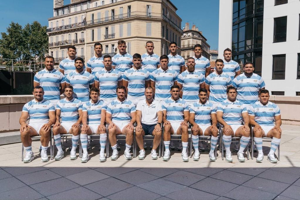 Los 23 jugadores de Los Pumas elegidos para el debut ante Inglaterra en el Mundial de rugby posan para la foto oficial en Marsella. (Prensa UAR)