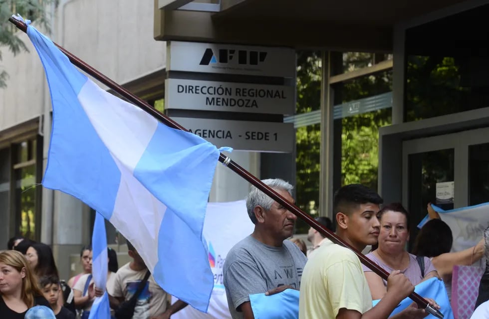 En el mes de febrero, los monotributistas marcharon por las calles del centro de Mendoza contra la aplicación de un impuesto “ilegal” de AFIP  (Foto Archivo)