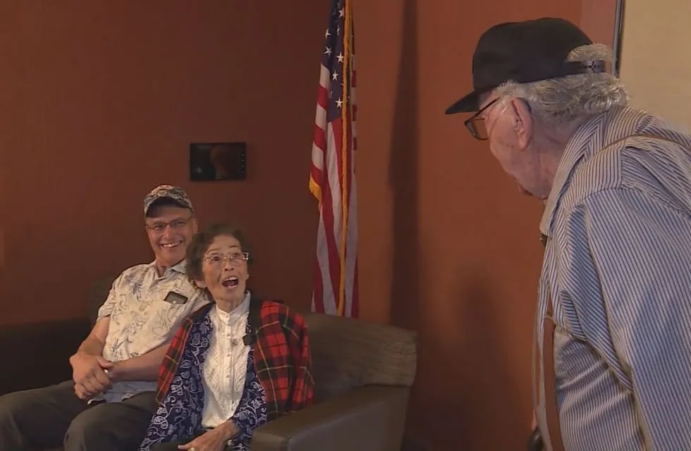 Un veterano de guerra de EEUU se reencontró con su antigua amada de Japón tras 70 años de búsqueda.
