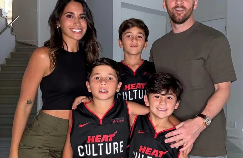 Antonela Roccuzzo y Lionel Messi fueron a ver un partido de la NBA con sus hijos.