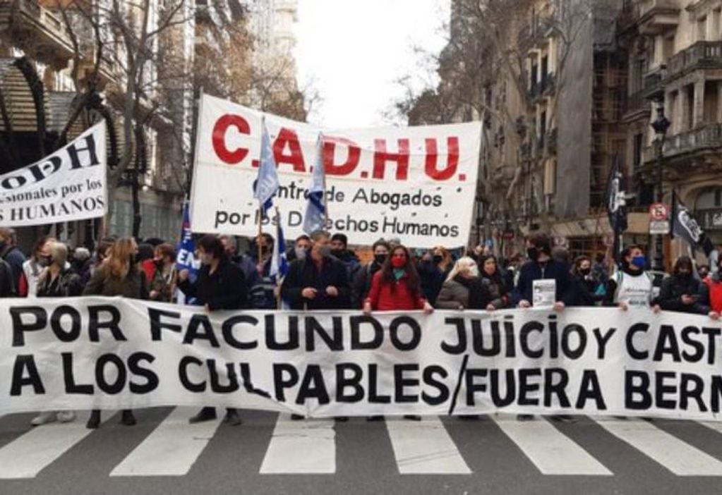 Manifestantes se dirigieron hasta la Plaza de Mayo para pedir Justicia por la muerte de Facundo Astudillo Castro. 