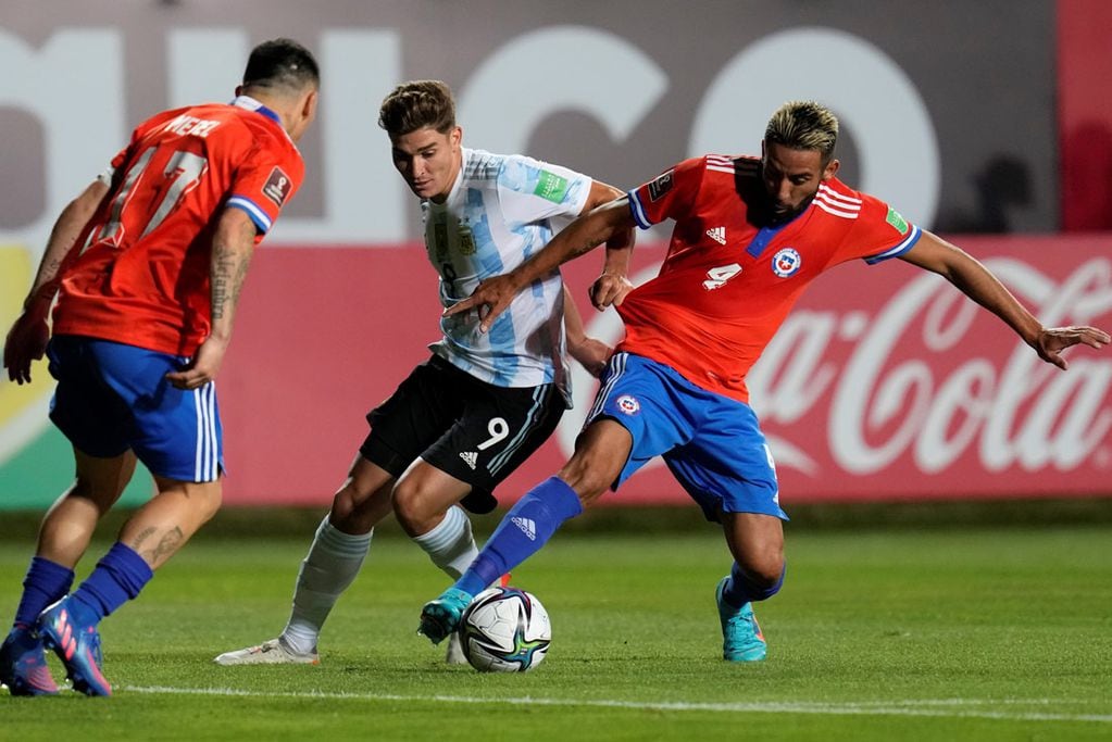 El delantero cordobés Julián Álvarez jugó algunos minutos ante Chile por las eliminatorias sudamericanas. (AP)