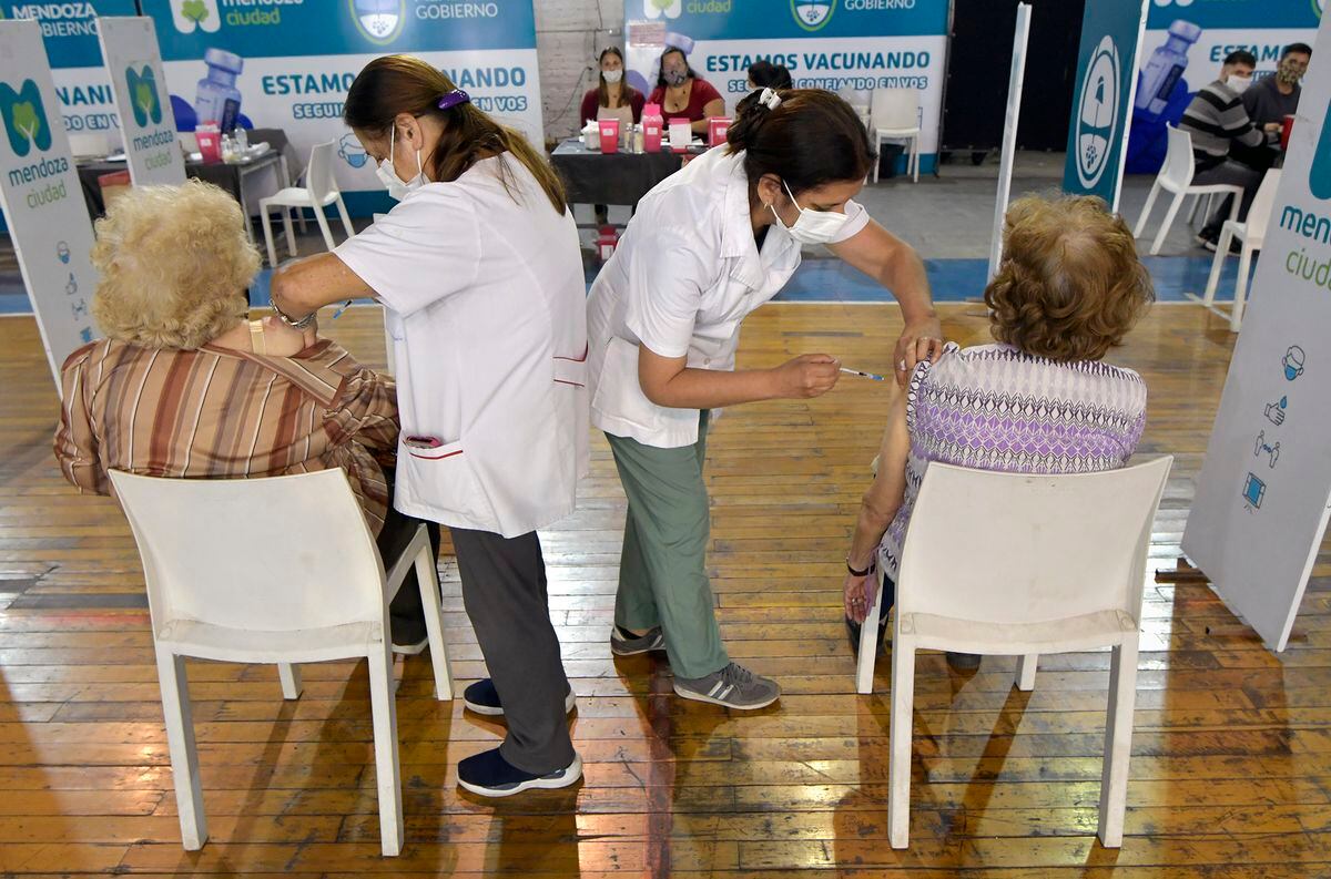 CONAIN acordó junto con los ministerios de salud de todo el país comenzar con la aplicación del segundo refuerzo de vacunación COVID-19 en grupos priorizados. / Foto: Orlando Pelichotti