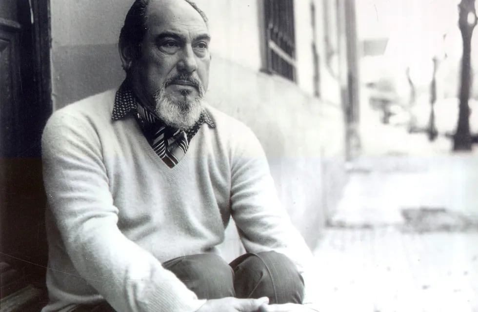 Armando Tejada Gómez: sentado en el umbral de una de las casas de su querida Mendoza (Archivo / Los Andes).
