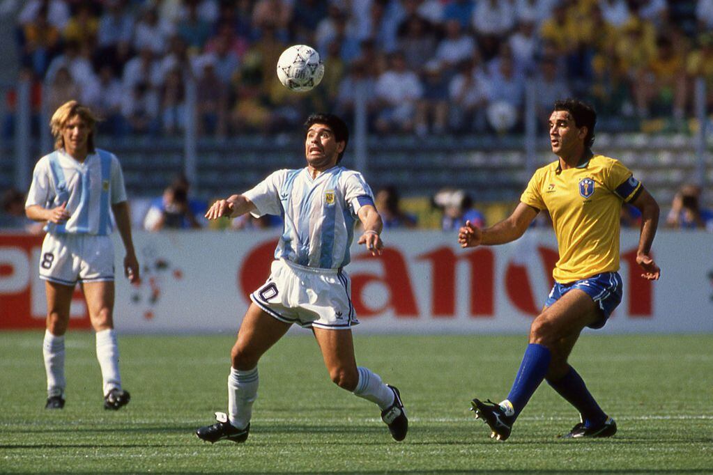 Diego Armando Maradona frente a Brasil en un clásico inolvidable, el de octavos de final del Mundial Italia '90. / archivo