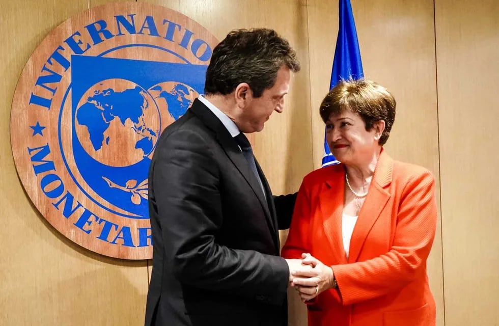 El FMI aprobó el desembolso por 7.500 millones de dólares para Argentina. En la foto, Massa y Kristalina Georgieva (Foto archivo)