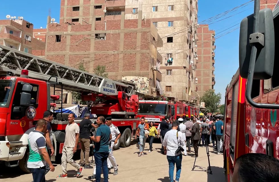 Un incendio en una iglesia copta dejó un saldo de al menos 41 muertos. AP