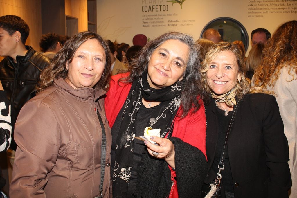 Laura Noseda, Ana Scueletti y Gloria Noseda.
