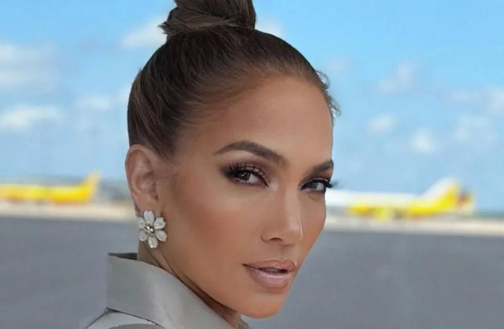 Maya enteriza y bandana de colores: Jennifer Lopez sorprendió con un look retro y subió la temperatura en Instagram