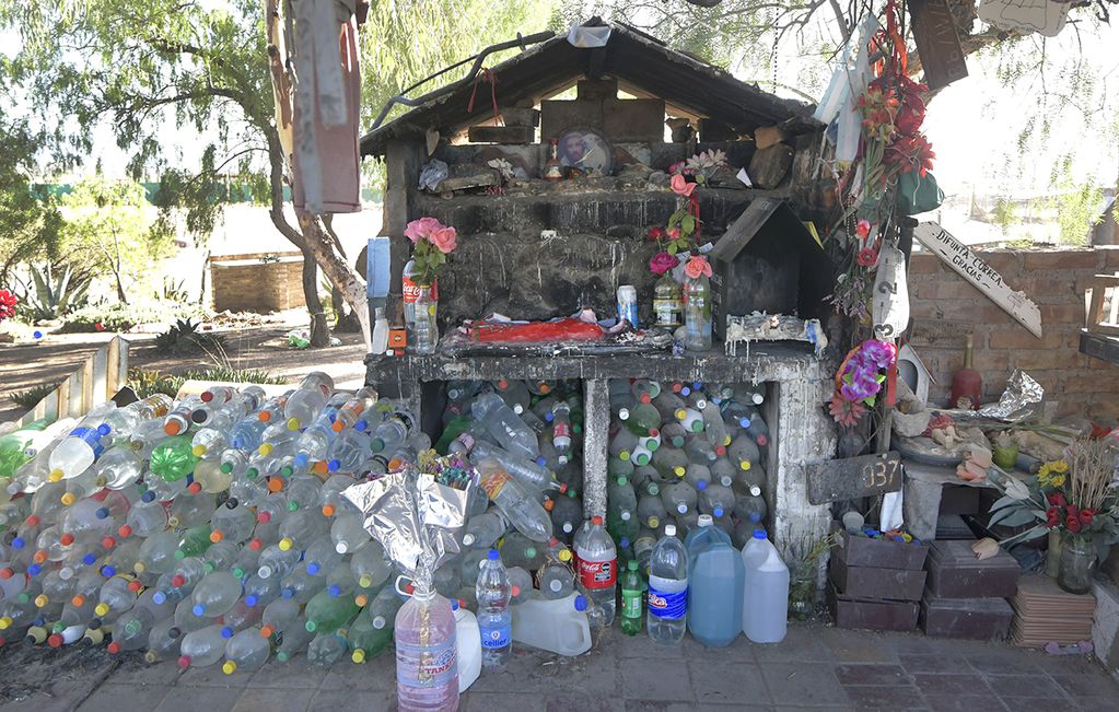 Altar de la Difunta Correa en ruta 82, Luján de Cuyo.
Foto: Orlando Pelichotti
