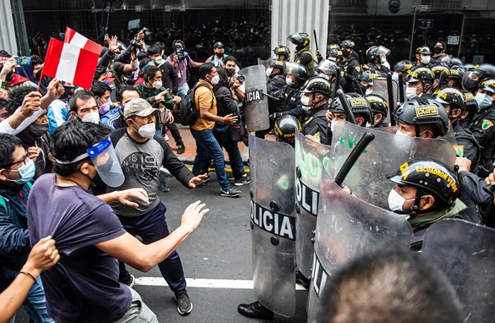 Cacerolazos masivos en Lima en protesta por el toque de queda impuesto por Pedro Castillo.