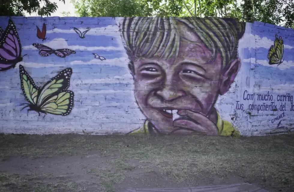 El mural con la última foto de Lucio antes de ser asesinado. Foto: Juan Pablo Chaves/ gentileza TN