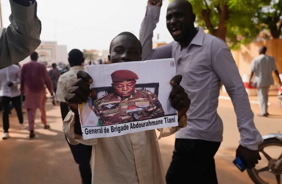 Nigerinos participan en una marcha convocada por los partidarios del general que encabezó un golpe de Estado, Abdourahmane Tchiani (en la foto), en Niamey, Níger, el 30 de julio de 2023. (AP Foto/Sam Mednick)