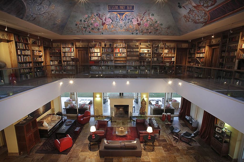 La gran biblioteca del hotel que operaba Estancia Mendoza. 
