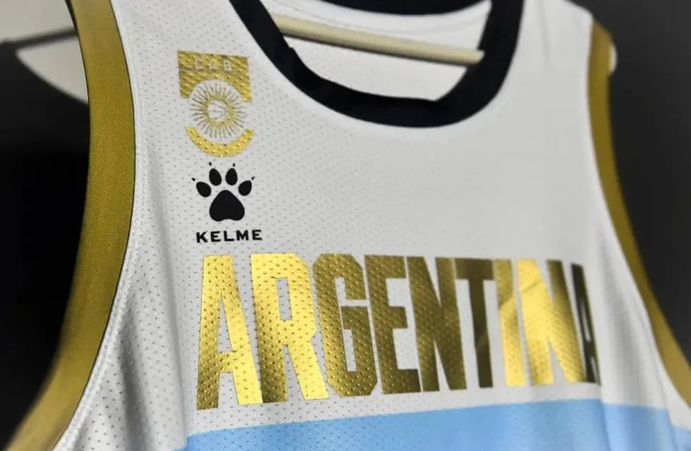 La nueva camiseta de la Selección Argentina de Básquet en homenaje a los 20 años de la Medalla Dorada en Atenas 2004. / Gentileza.
