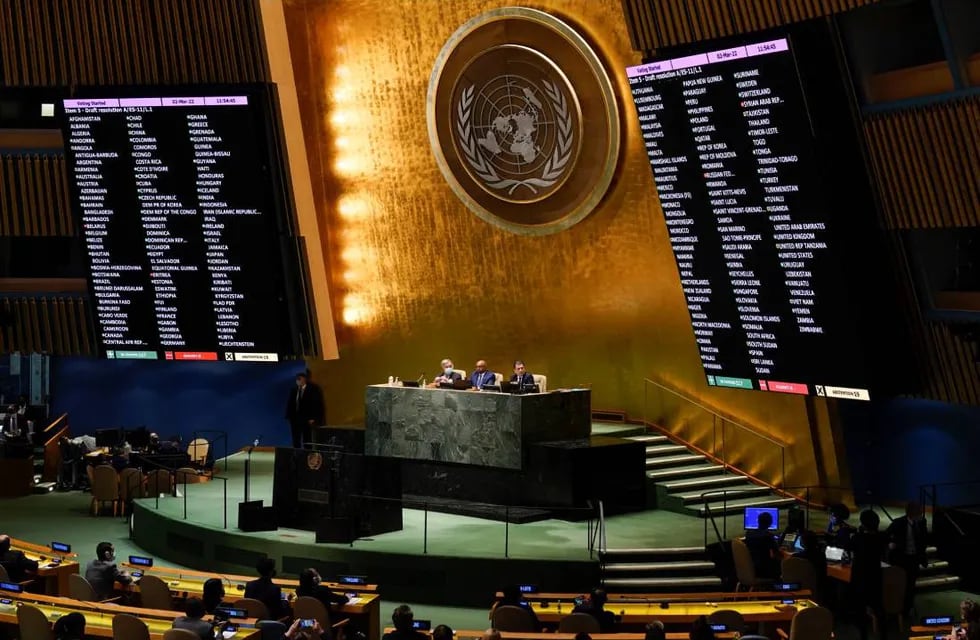 Los miembros de las Naciones Unidas votaron por mayoría a favor la resolución para que cese la invasión de Rusia en territorio ucraniano (Foto de AP)