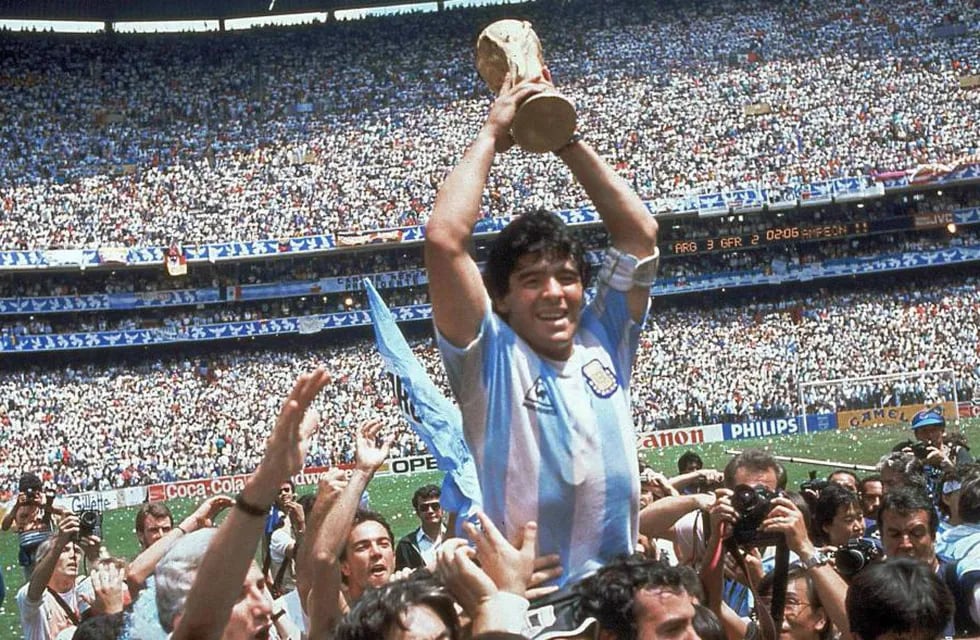 La Copa en alto. Maradona, símbolo argentino en México '86, con el trofeo mundial. (La Voz / Archivo)