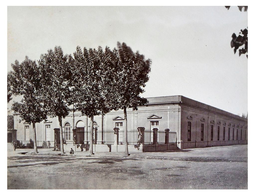 Antigua Escuela Normal, ubicada en avenida San Martín 1027, en la actualidad está emplazada la Galería Piazza. Foto: Archivo Histórico de Mendoza.