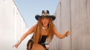 Shakira y Fuerza Regida en El jefe.