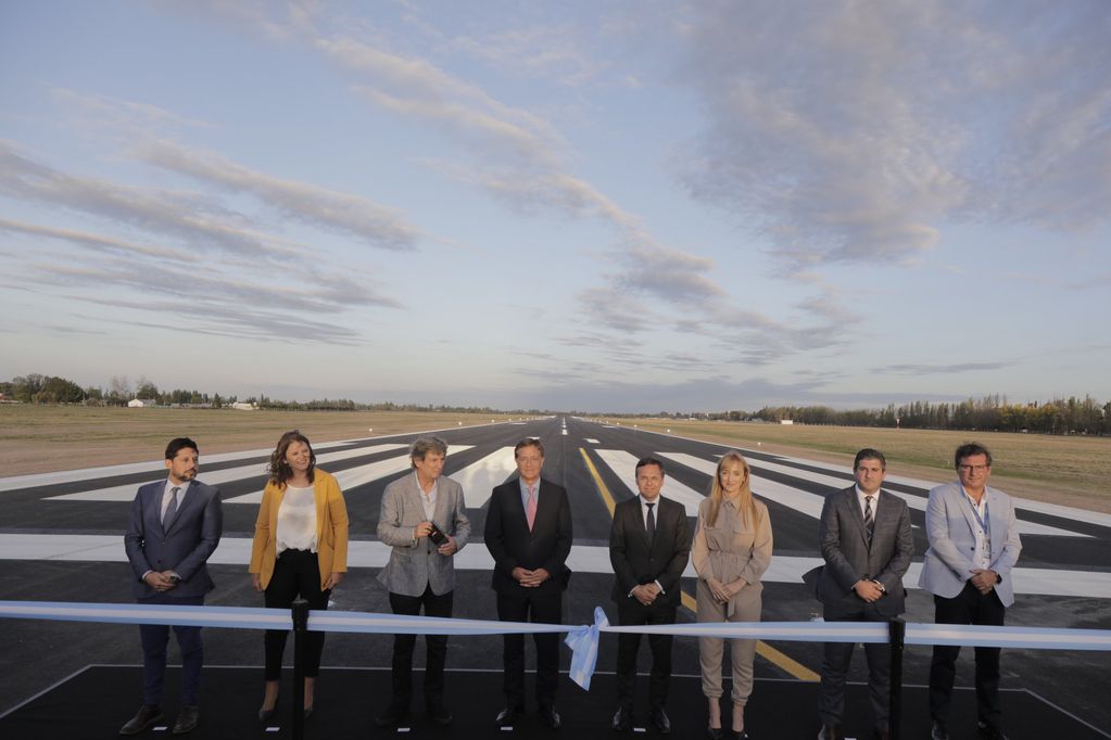 Suárez, Félix y Fernández Sagasti participaron de la inauguración del aeropuerto de San Rafael.