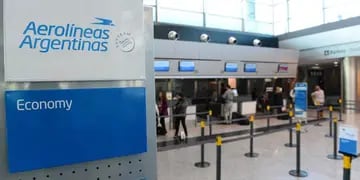 CARTEL. De Aerolíneas Argentinas en el aeropuerto de Córdoba (Martín Báez/Archivo).