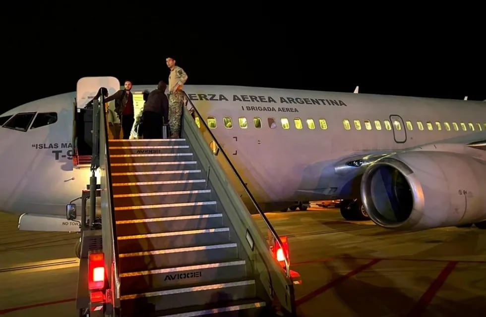 En su cuenta de la red social X, el Ministerio de Relaciones Exteriores informó que "llegó a Roma el Boeing 737 con 90 argentinos y argentinas evacuados desde Tel Aviv". Gentileza: Télam.